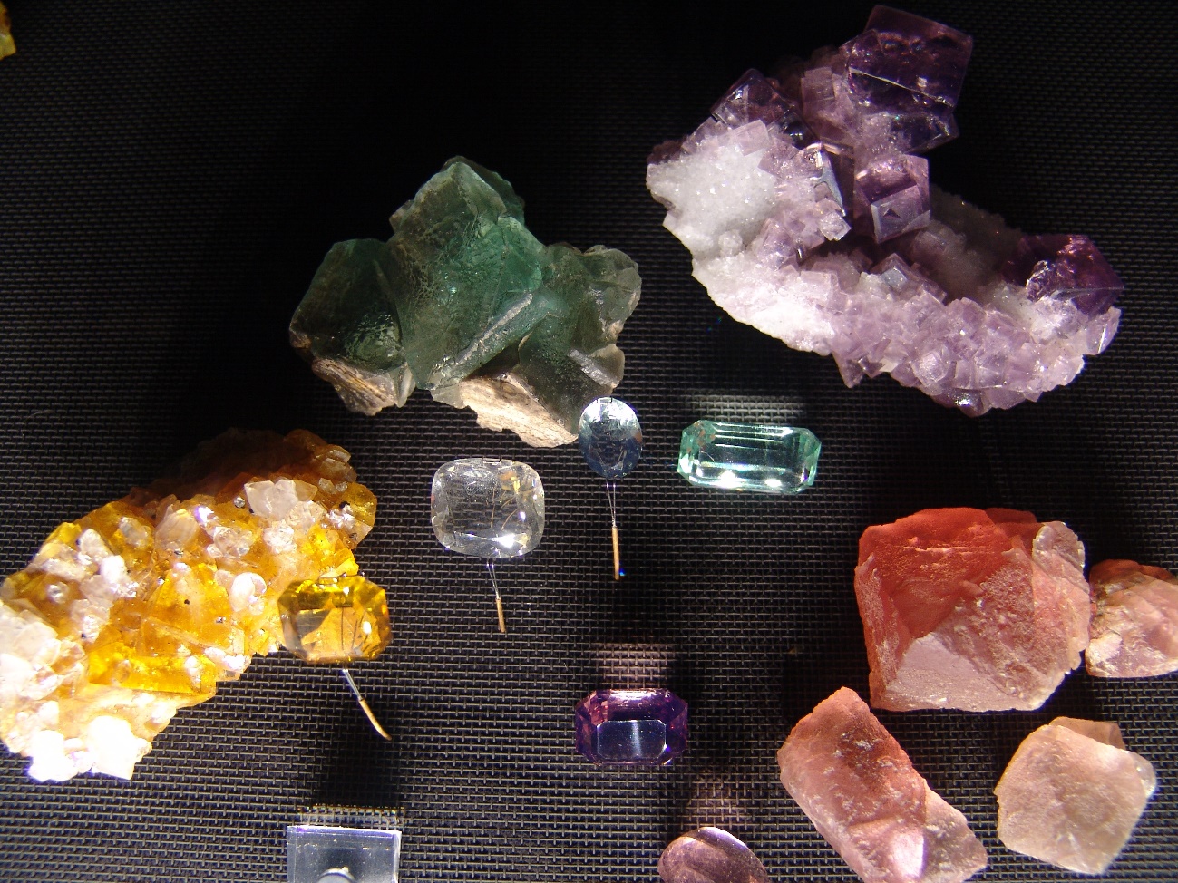 C:\Users\ELENA VINDEL\Documents\FOTOS MUSEO LONDRES\FLUORITA2.JPG