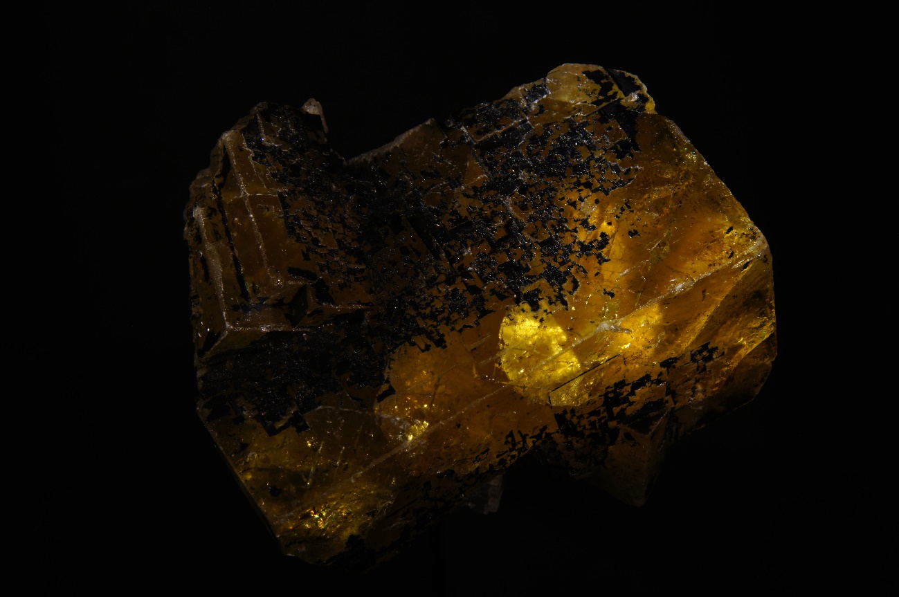 C:\Users\ELENA VINDEL\Documents\MINERALES CONCURSO ELEKTRA\FLUORITA 1.JPG