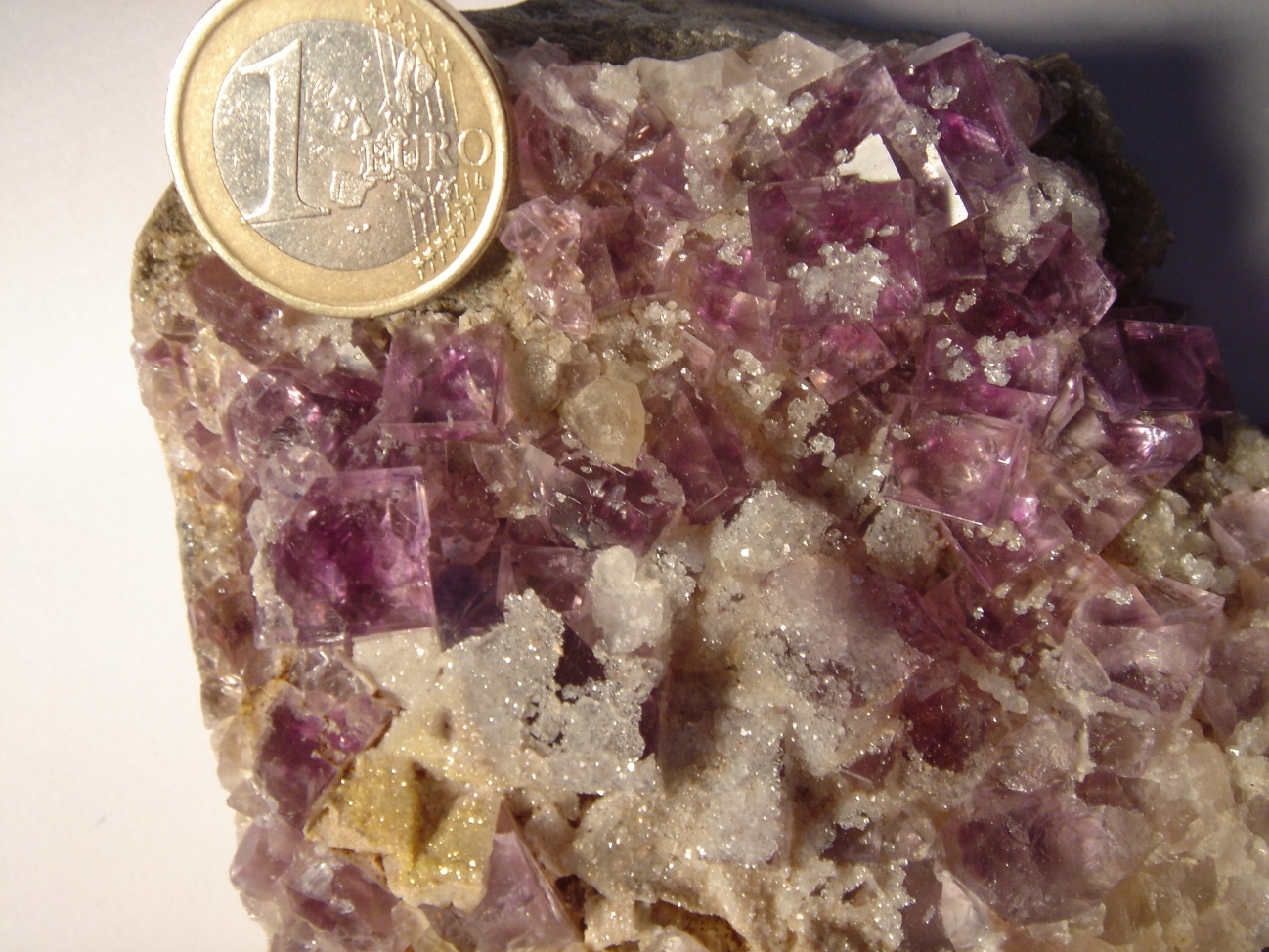 C:\Users\ELENA VINDEL\Documents\PROYECTO FLUORITAS\FOTOS VISU\FotosFluoritaBerbes\MINERALES 011.jpg