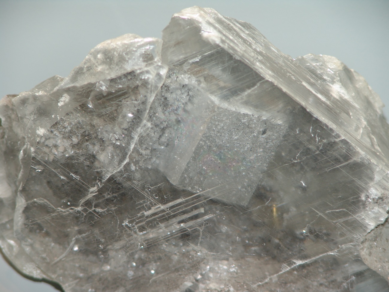 E:\2_FOTOS\FOTOS DE GEOLOGIA\SMITSONIAN 2006\CALCITA EN FLUORITA.jpg